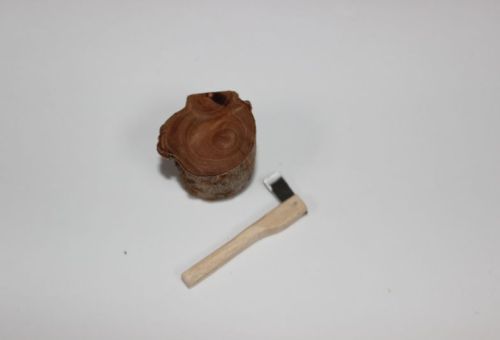 Axt mit Holzblock