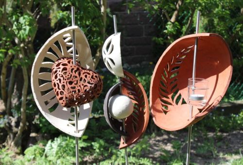 Stele mit ausgeschnittenem Herz